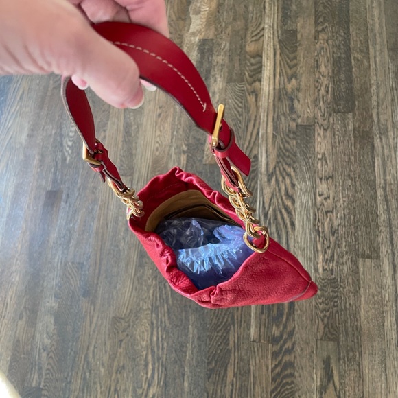 Stunning red leather Prada bag. - Picture 9 of 11